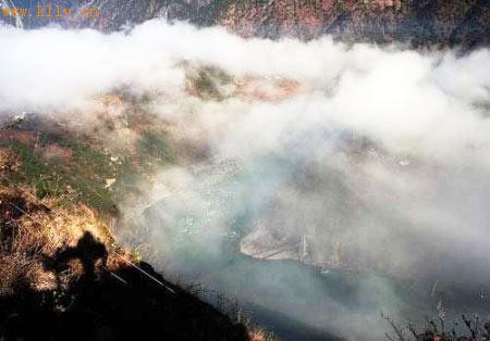 怒江奔腾于高黎贡山和碧罗雪山之间